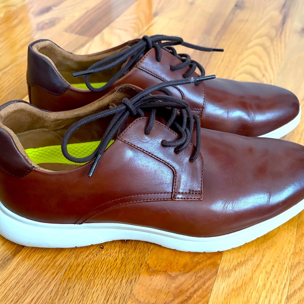 EUC Men’s Florsheim leather dress shoes size 8 - only worn twice!